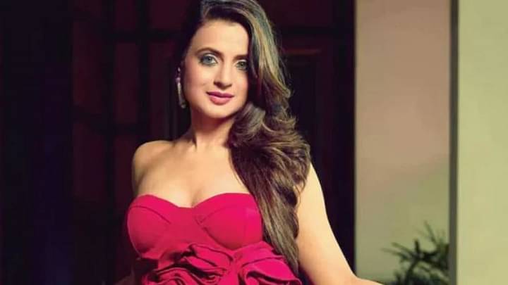 ameesha patel birthday special know about actress controversy she sent a legal notice to her father here