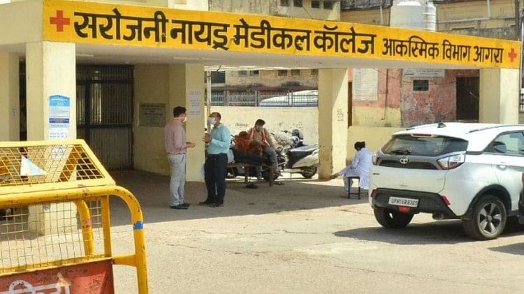 Agra: अस्पताल में दवाएं कम…डॉक्टर लिख रहे महंगी वाली, आदेश के बाद भी जेनेरिक दवाएं नहीं लिखते