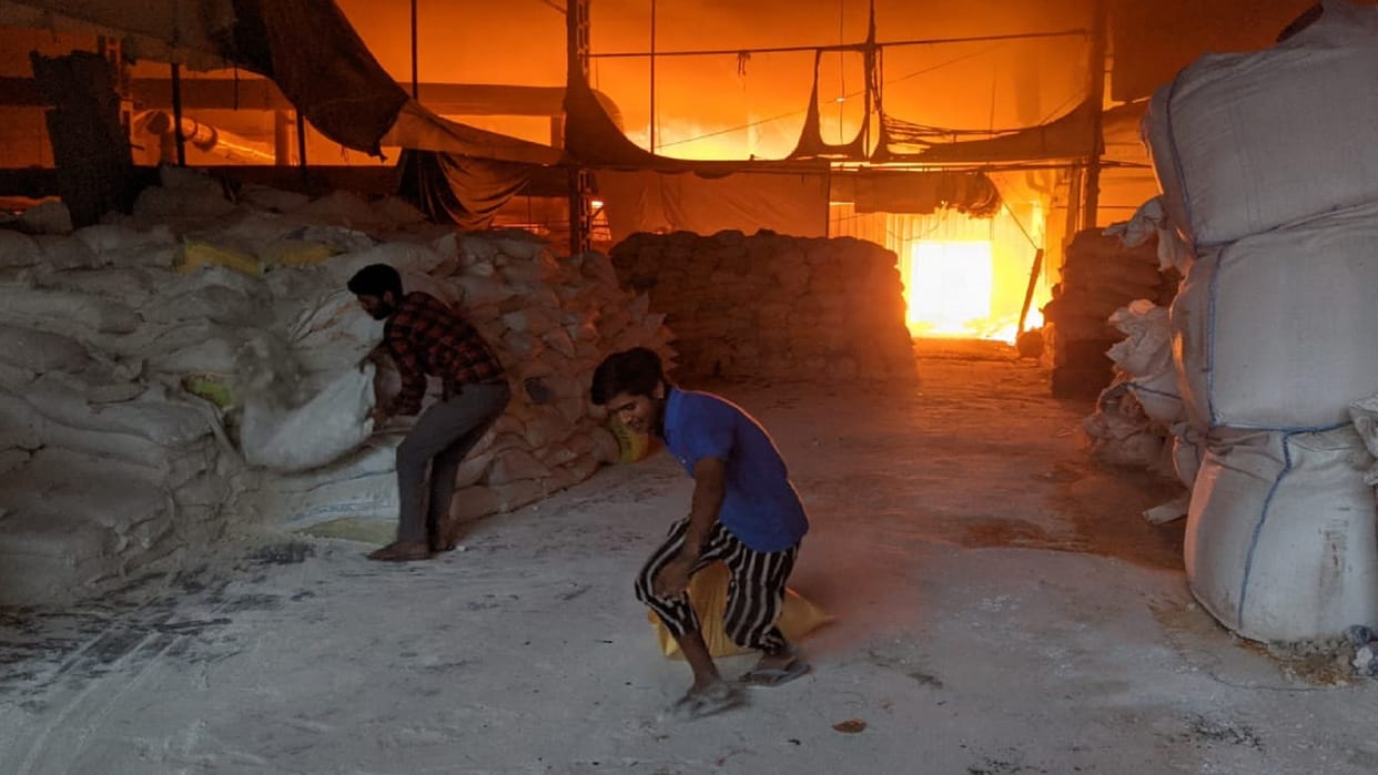 Massive fire broke out in factory located at Bhatia Mor in Ghaziabad