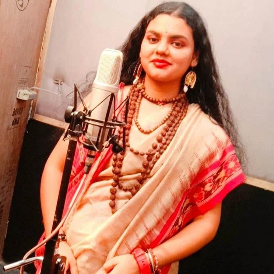 not Farmani Naaz but Abhilipsa Panda is the original singer of har har shambhu song