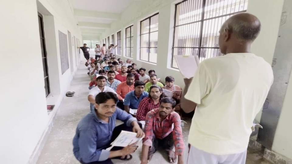 Mainpuri Jail authorities provide education to illiterate inmates