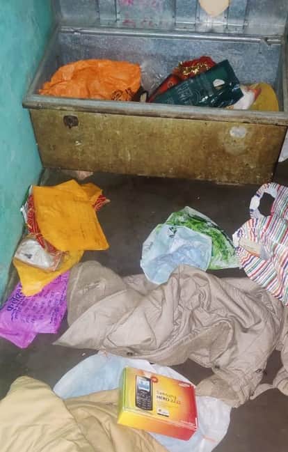 अतरौली गांव के कमलेश शुक्ला के घर में चोरी के बाद बिखरा सामान