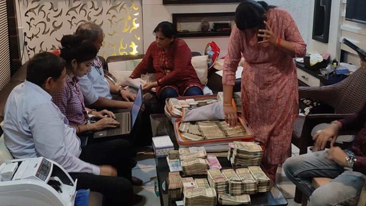 MP News: EOW raids in Bhopal's Bairagarh, the government employee's health deteriorated after seeing the team
