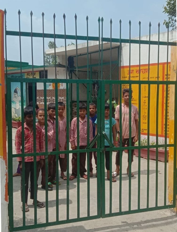 Fear of Guldar, students studying in locks