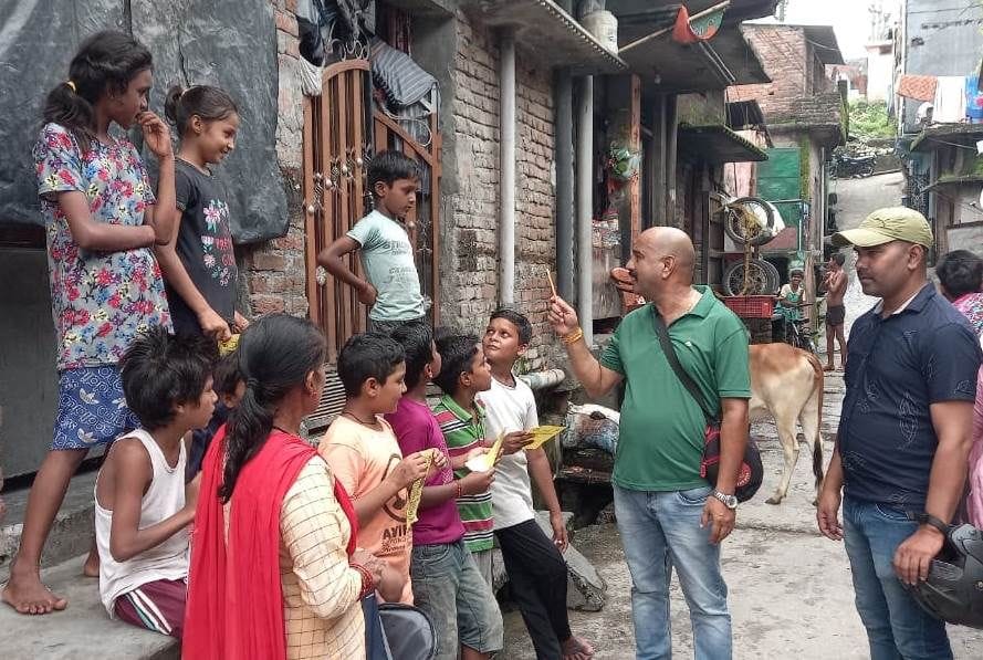 Ten children found begging