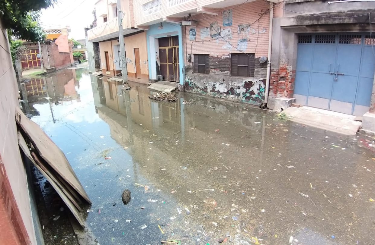 The filth of waterlogging reached the house, children started falling ill
