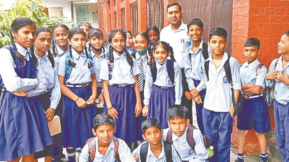 Students get emotional on transfer of teacher in Chandigarh