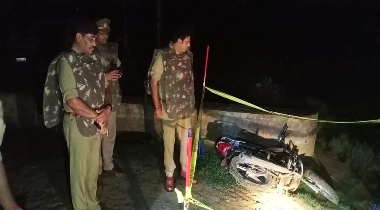 police encounter in mirzapur RS 25  thousand rewarded criminal injured