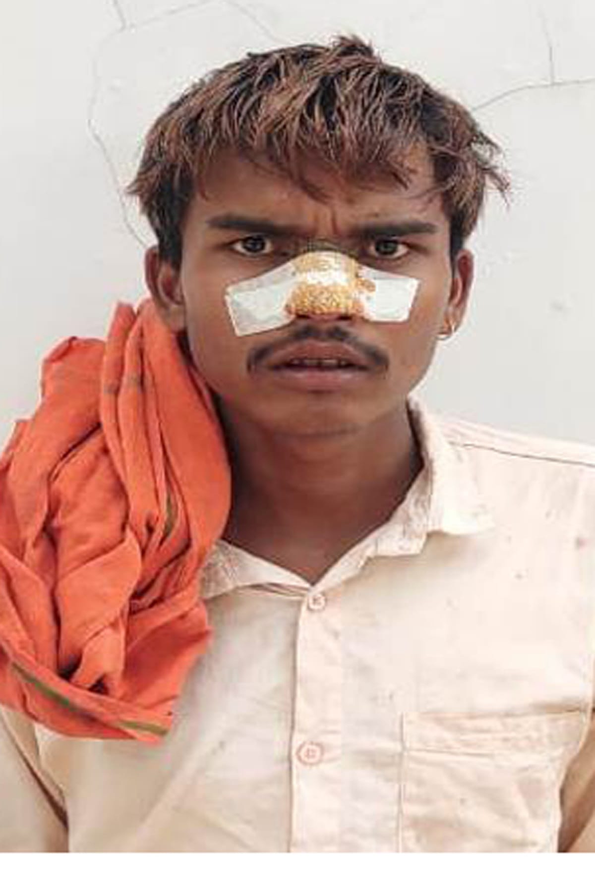 Auraiya: Car riders robbed the truck driver-cleaner after hitting the gun