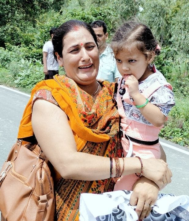 Hardoi, Two women absconding after breaking the chain of a woman riding an e-rickshaw