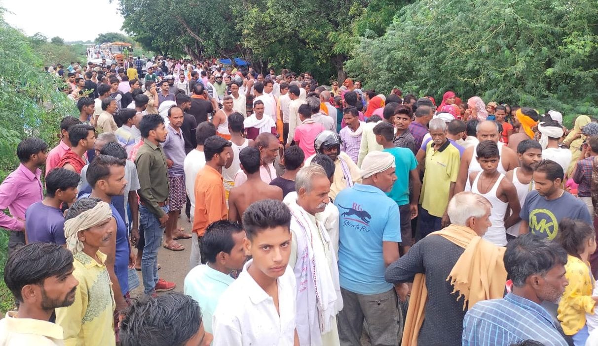 Hardoi, Youth injured due to vehicle collision, villagers jammed