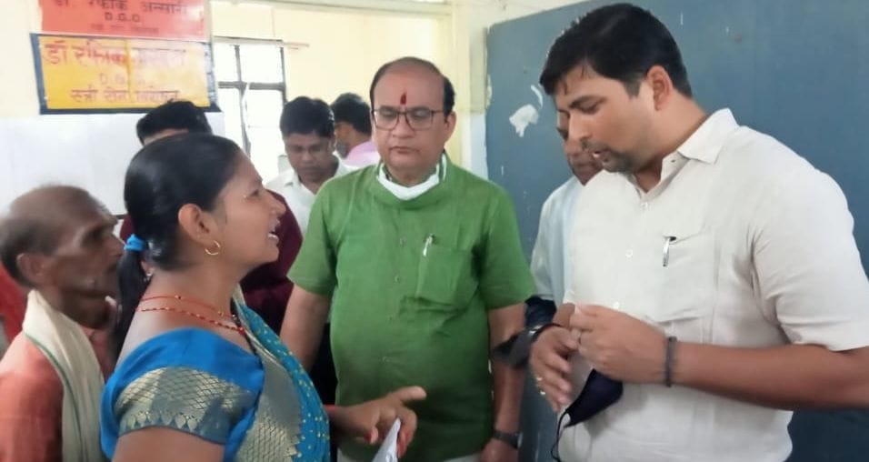 Chitrakoot: Adverse entry to two doctors for reducing operation, DM inspected the district hospital, took information about treatment and medicine