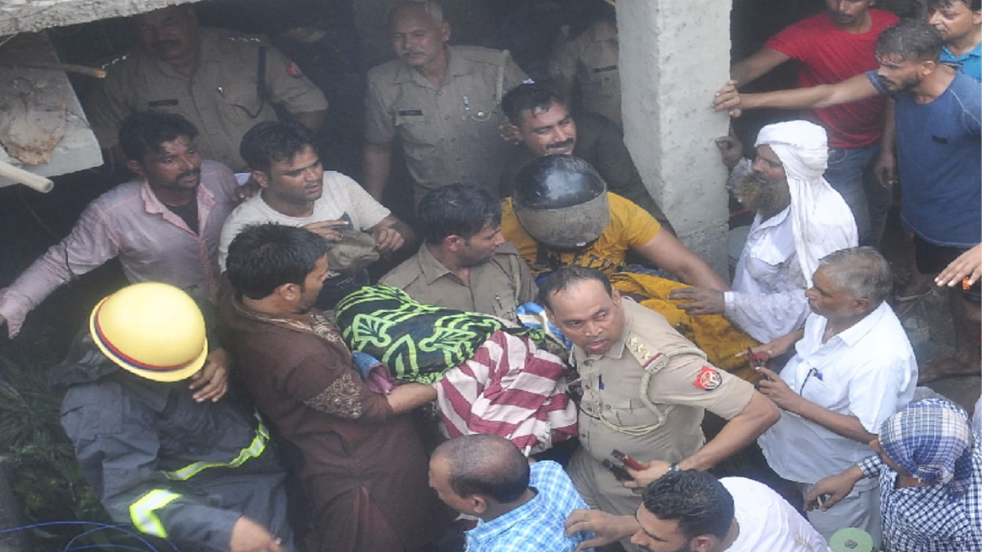 firecracker blast in jehanabad pilibhit sound of blast went more than half a kilometer away