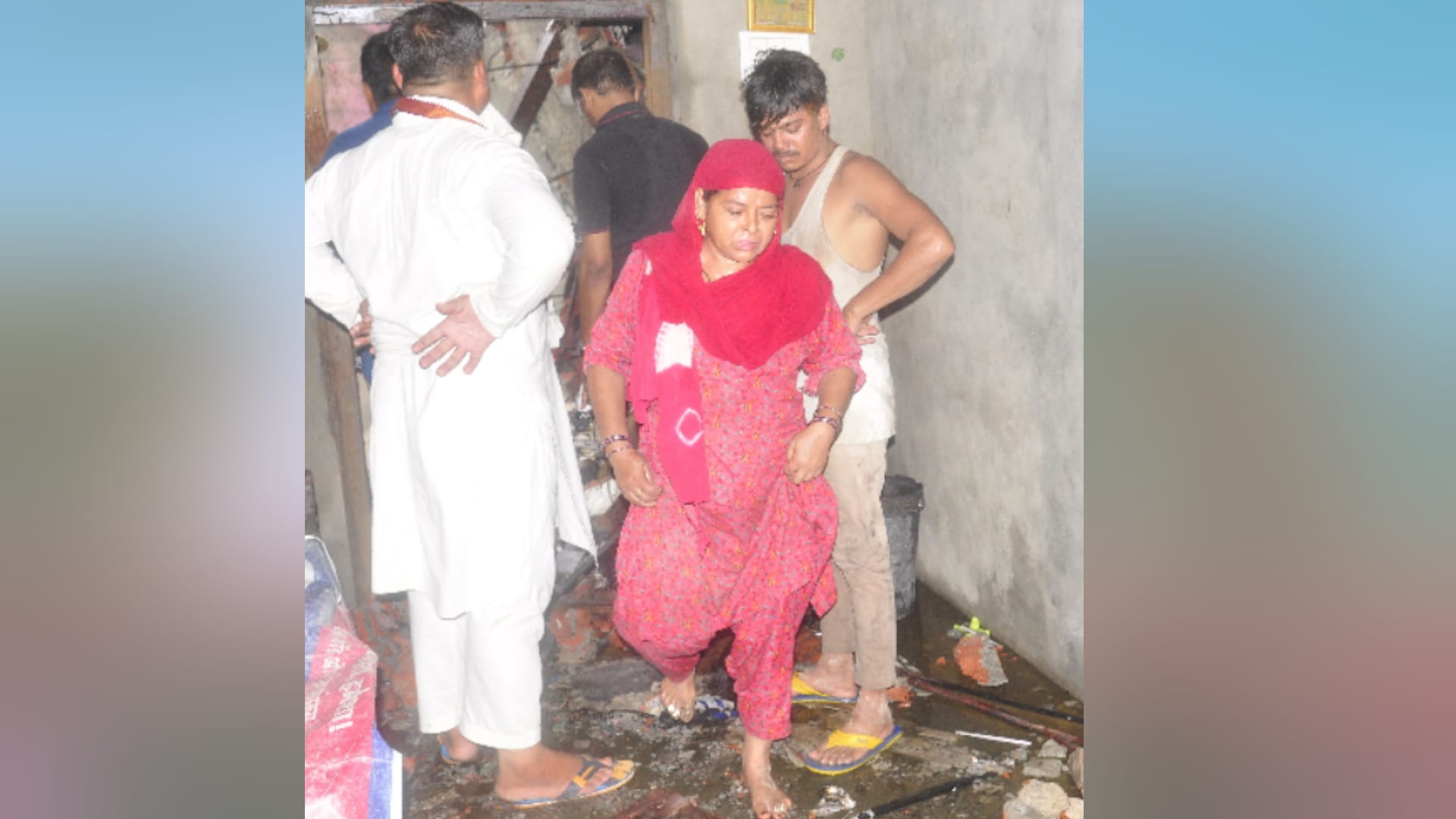 firecracker blast in jehanabad pilibhit Neighbor told bricks were falling in houses, there was a stampede