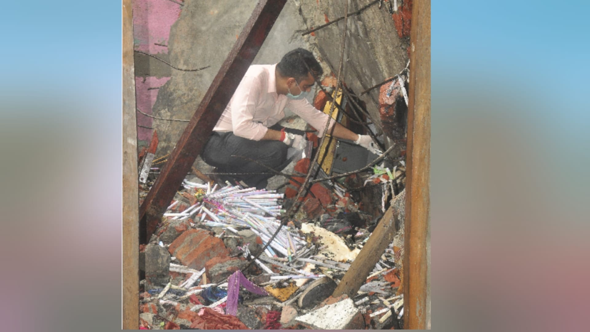 firecracker blast in jehanabad pilibhit Daughters kept screaming to save life, Papa save us