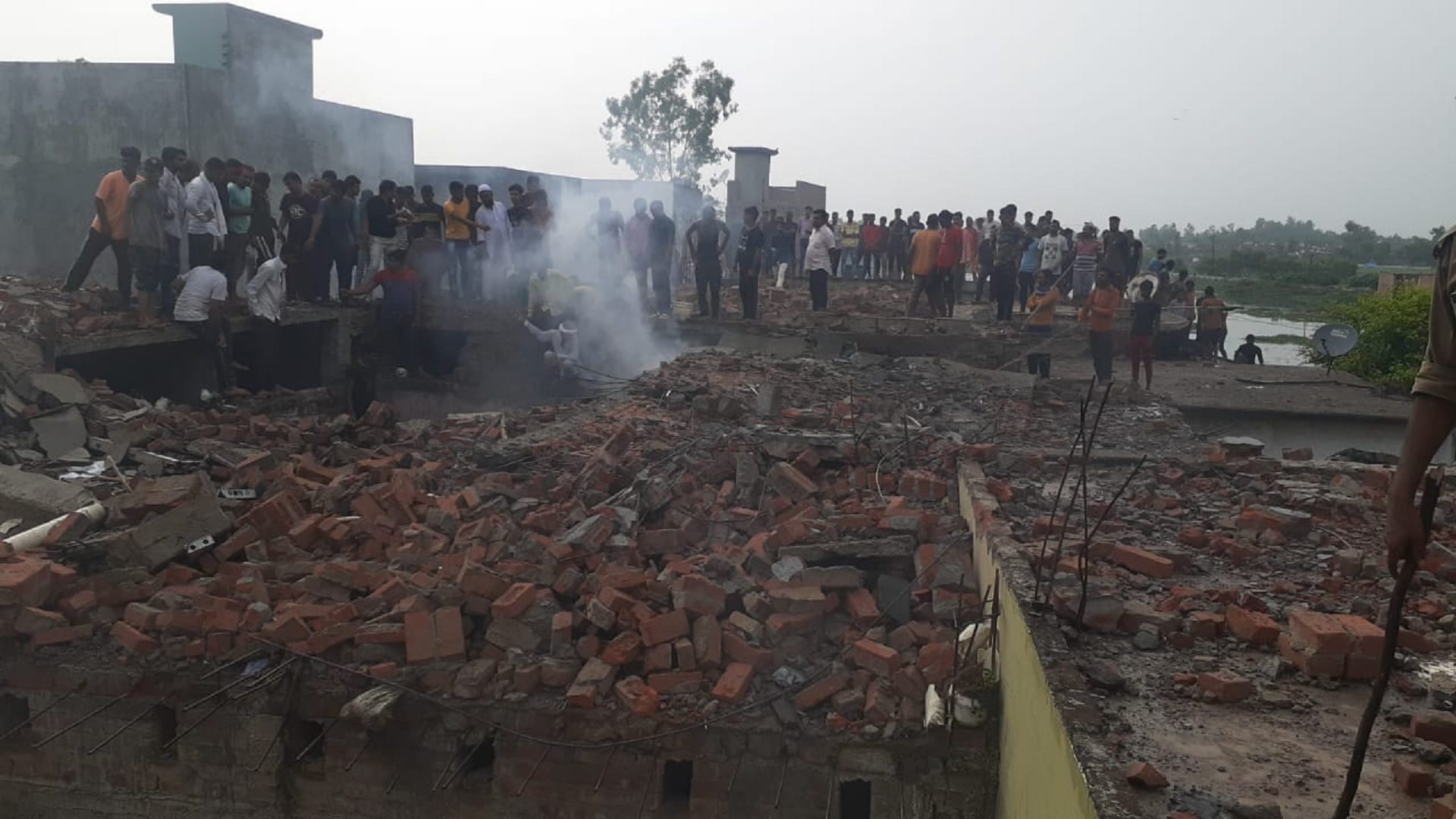 firecracker blast in jehanabad pilibhit Neighbor told bricks were falling in houses, there was a stampede
