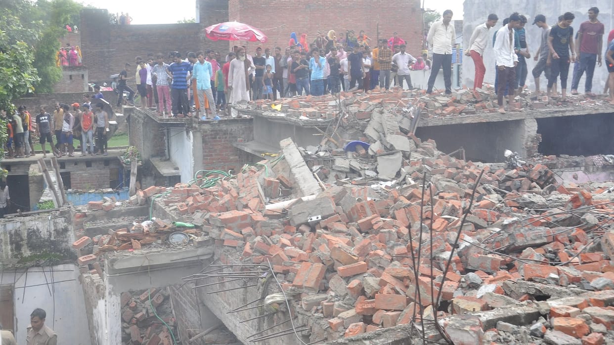 firecracker blast in jehanabad pilibhit Daughters kept screaming to save life, Papa save us