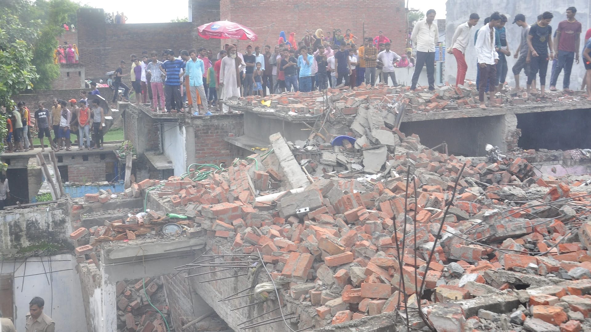 firecracker blast in jehanabad pilibhit Nagma last wish was to see her father face