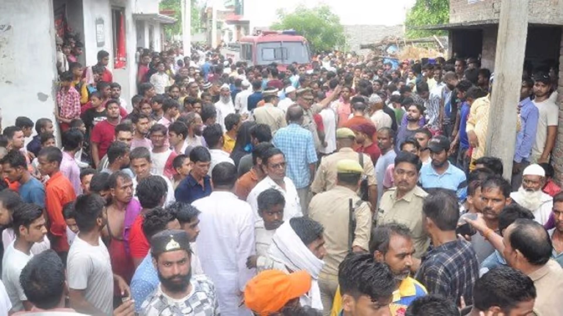 firecracker blast in jehanabad pilibhit Neighbor told bricks were falling in houses, there was a stampede
