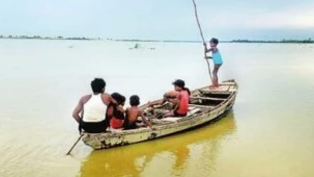 flood like situation in barabanki because of sarayu river.