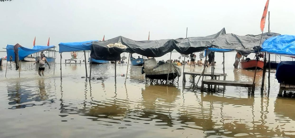 Suddenly the water level in the Ganges increased, the shops were shed