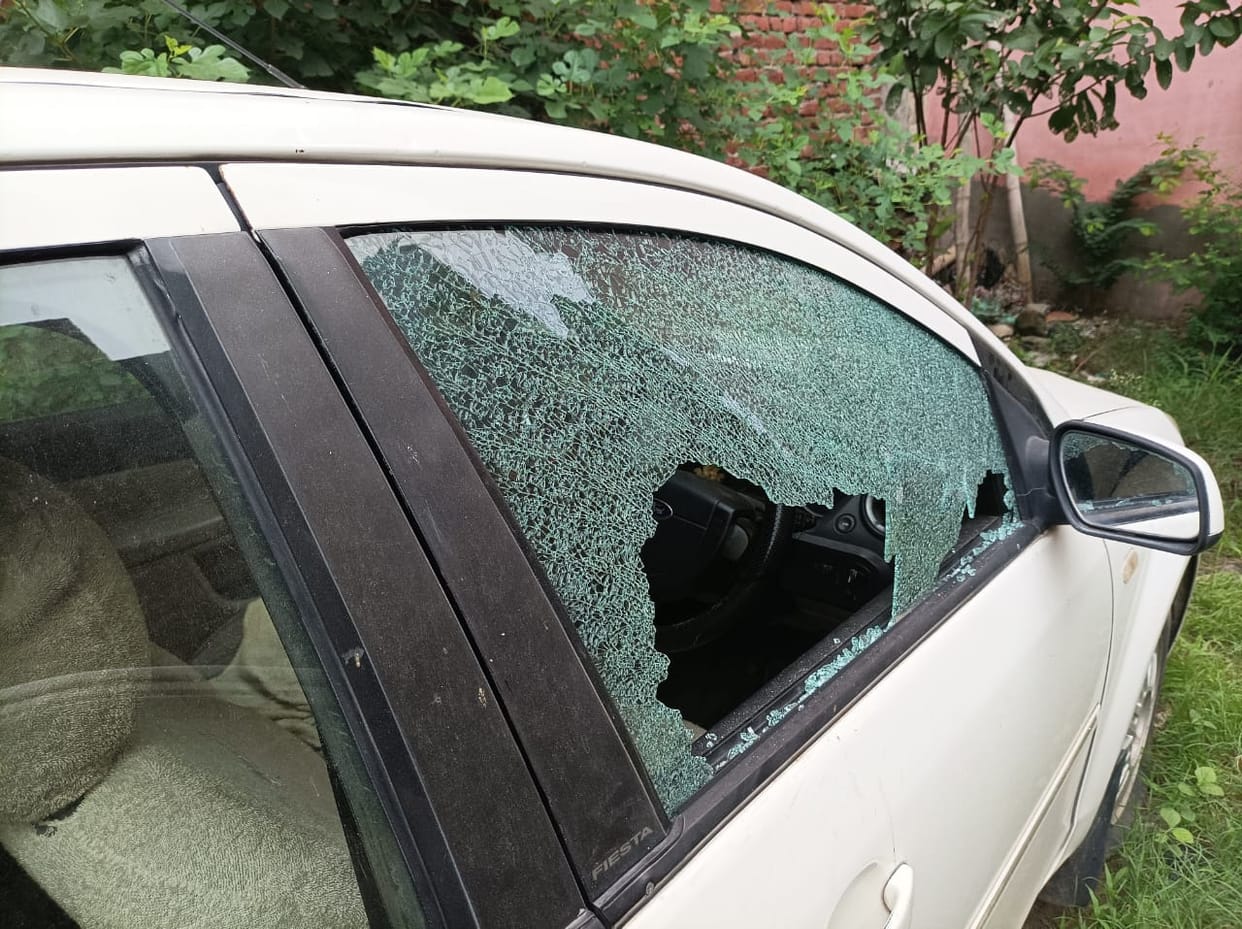 Attempt to steal goods by breaking the glass of the car