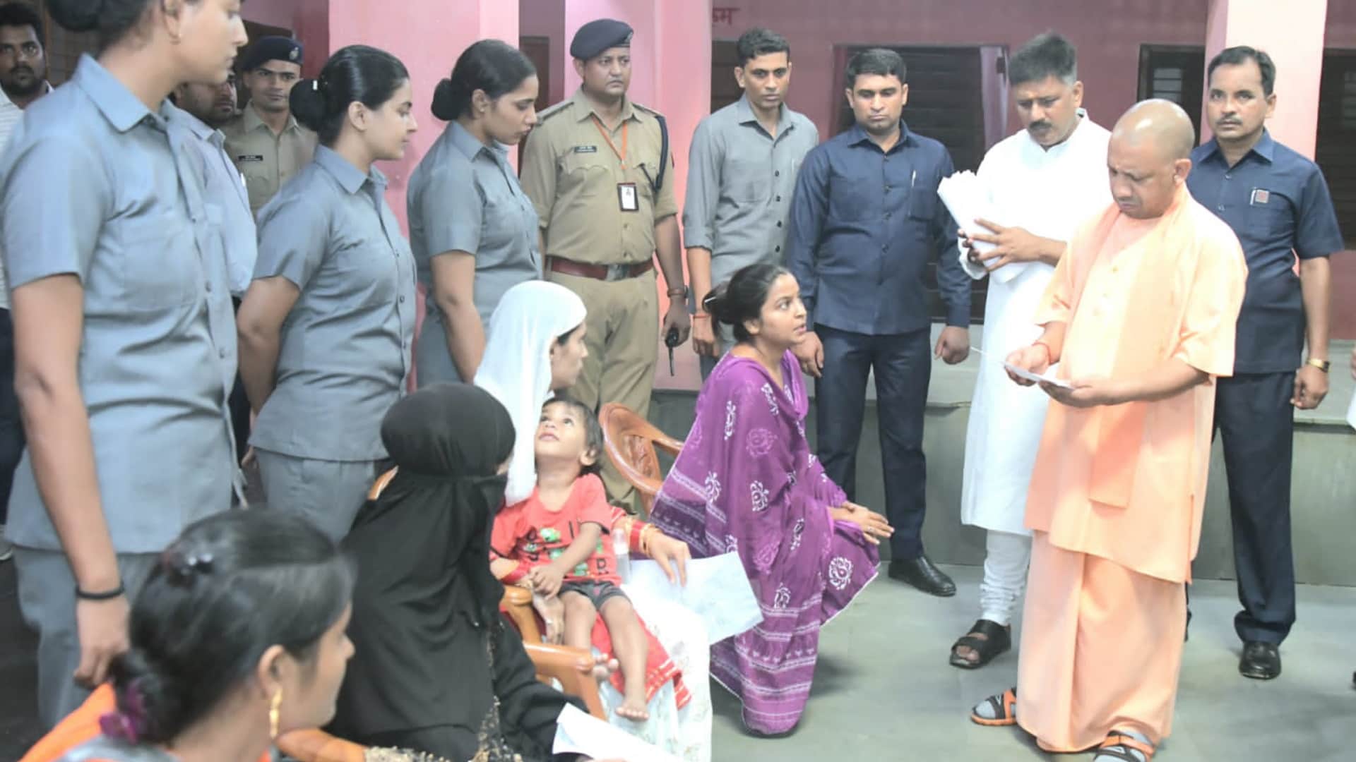 CM Yogi listened to complaint in public court Gorakhpur