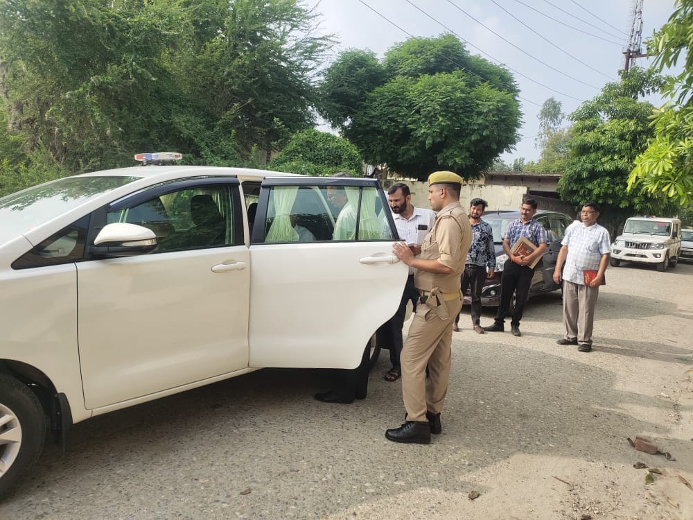 Divisional commissioner stopped the salary of two employees absent in the inspection