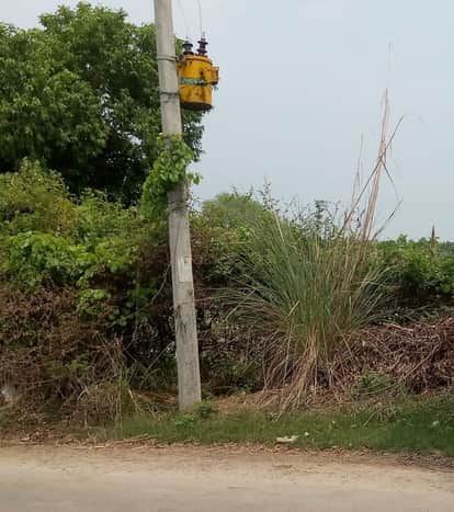 गांव चौरा के पास सड़क किनारे पोल पर लगा ट्रांसफार्मर। संवाद