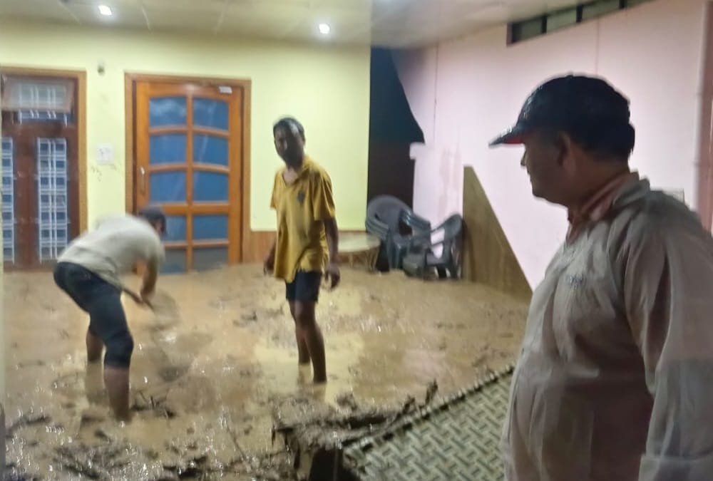 Dehradun Weather latest news: many people and pets buried under Debris near sahastradhara