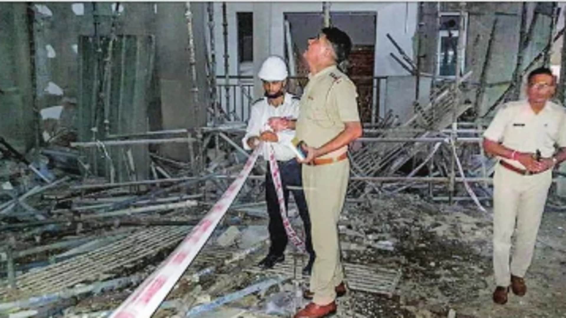 Five laborers fell from the 17th floor in Palm Hills Society of Gurugram, four worker died