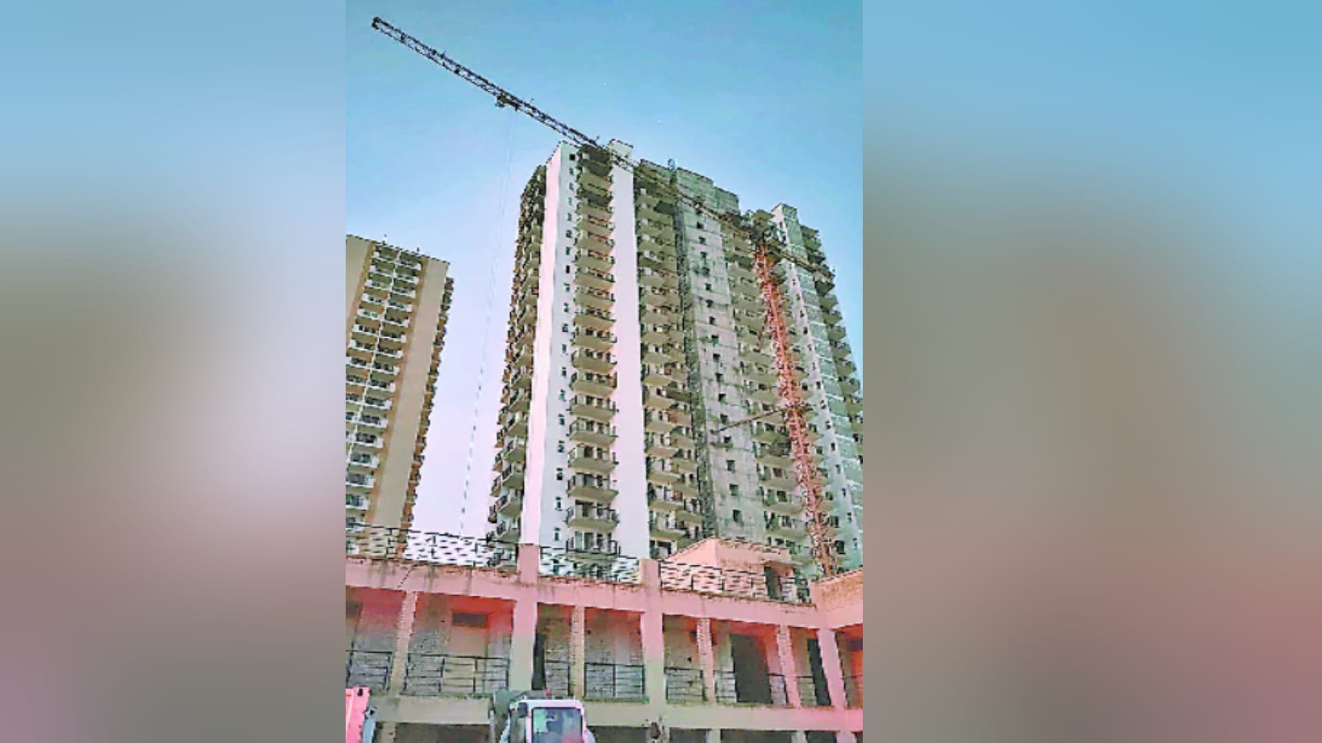 Five laborers fell from the 17th floor in Palm Hills Society of Gurugram, four worker died