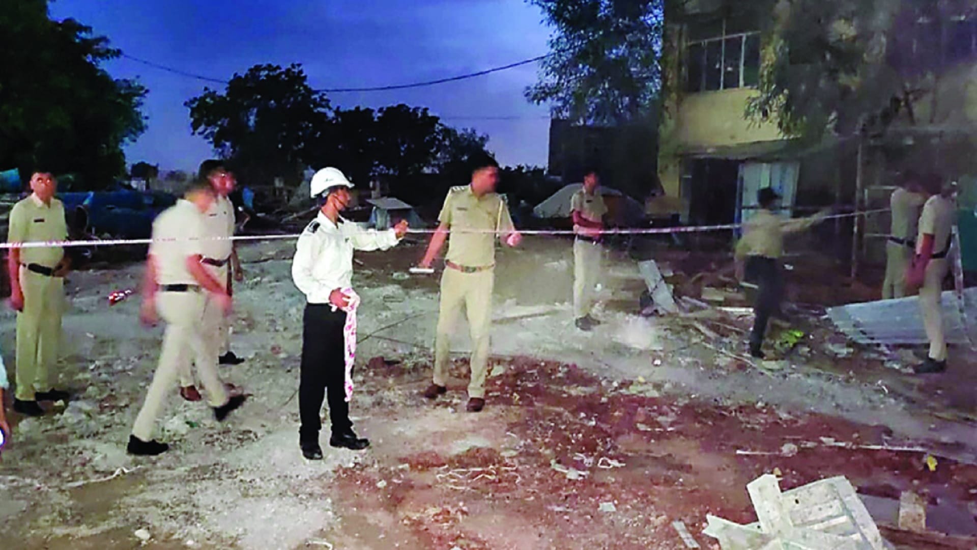 Five laborers fell from the 17th floor in Palm Hills Society of Gurugram, four worker died