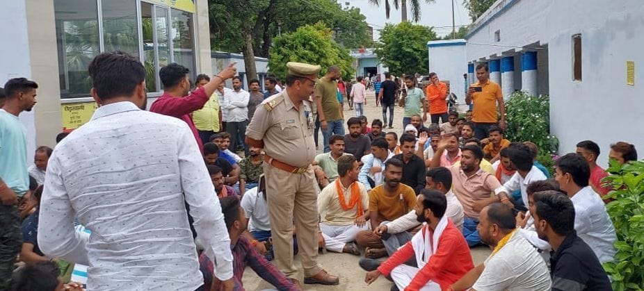Dabangs threw stones at Karni Sena