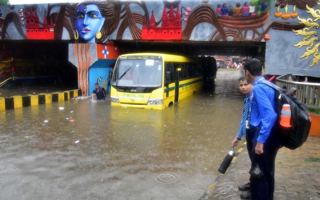 In one and a half hours of rain, the streets of the city became Talalaiya