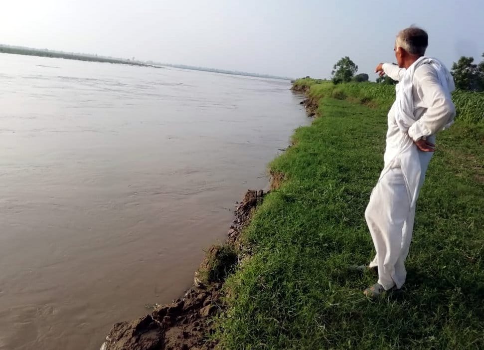 Panic among villagers due to soil erosion in Yamuna