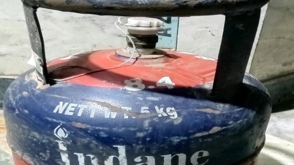 sales of five kg gas cylinders increased by 30 percent in agra after LPG Cylinder price hike
