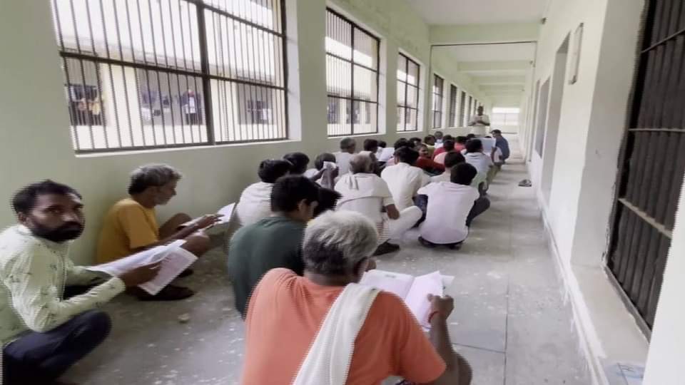 Mainpuri Jail authorities provide education to illiterate inmates