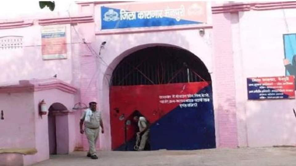 Mainpuri Jail authorities provide education to illiterate inmates