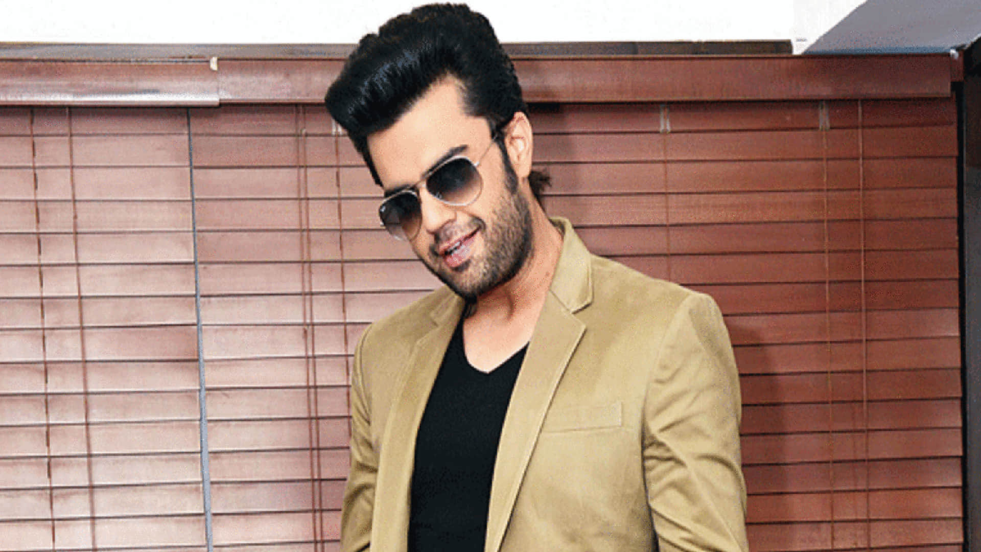 Manish Paul Always Touches Amitabh Bachchan Feet on his Birthday, Know interesting facts about TV Host