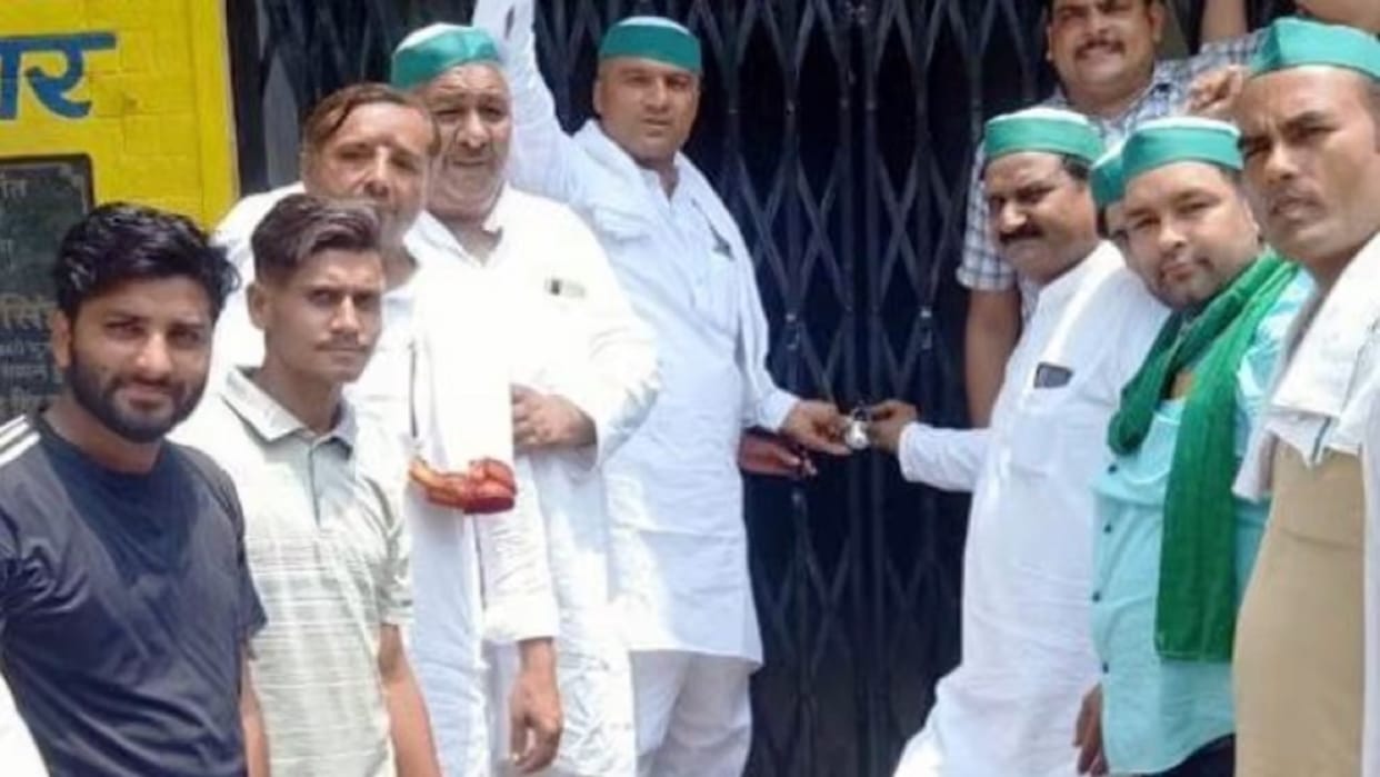 Offices locked of Block development by BKU workers in Muzaffarnagar