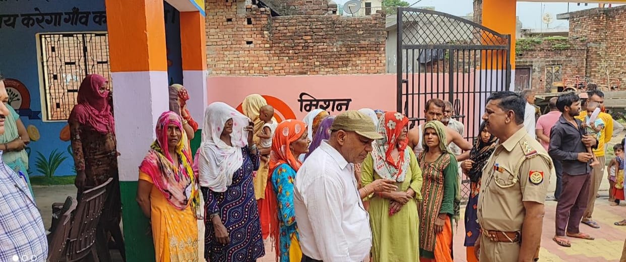 The women who arrived to keep the goods in the mini secretariat returned