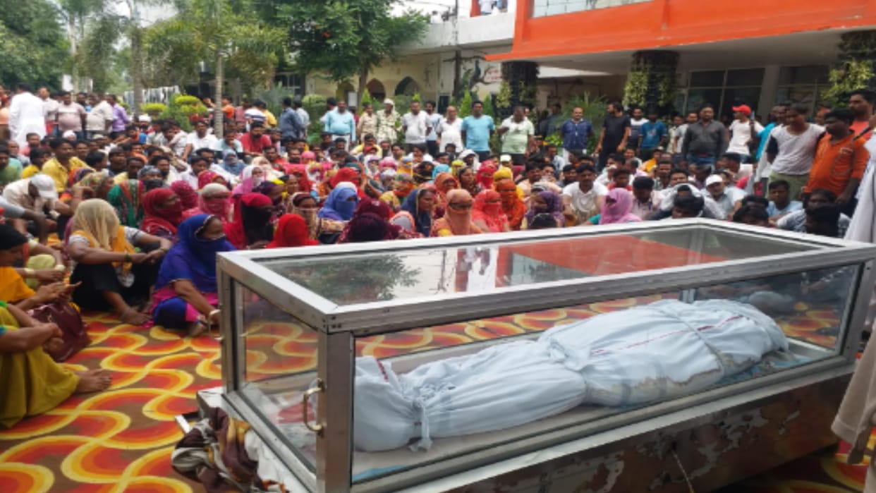 Saharanpur: Demonstration by Puting the Dead body of a sweeper in the Municipal Corporation, strike continues