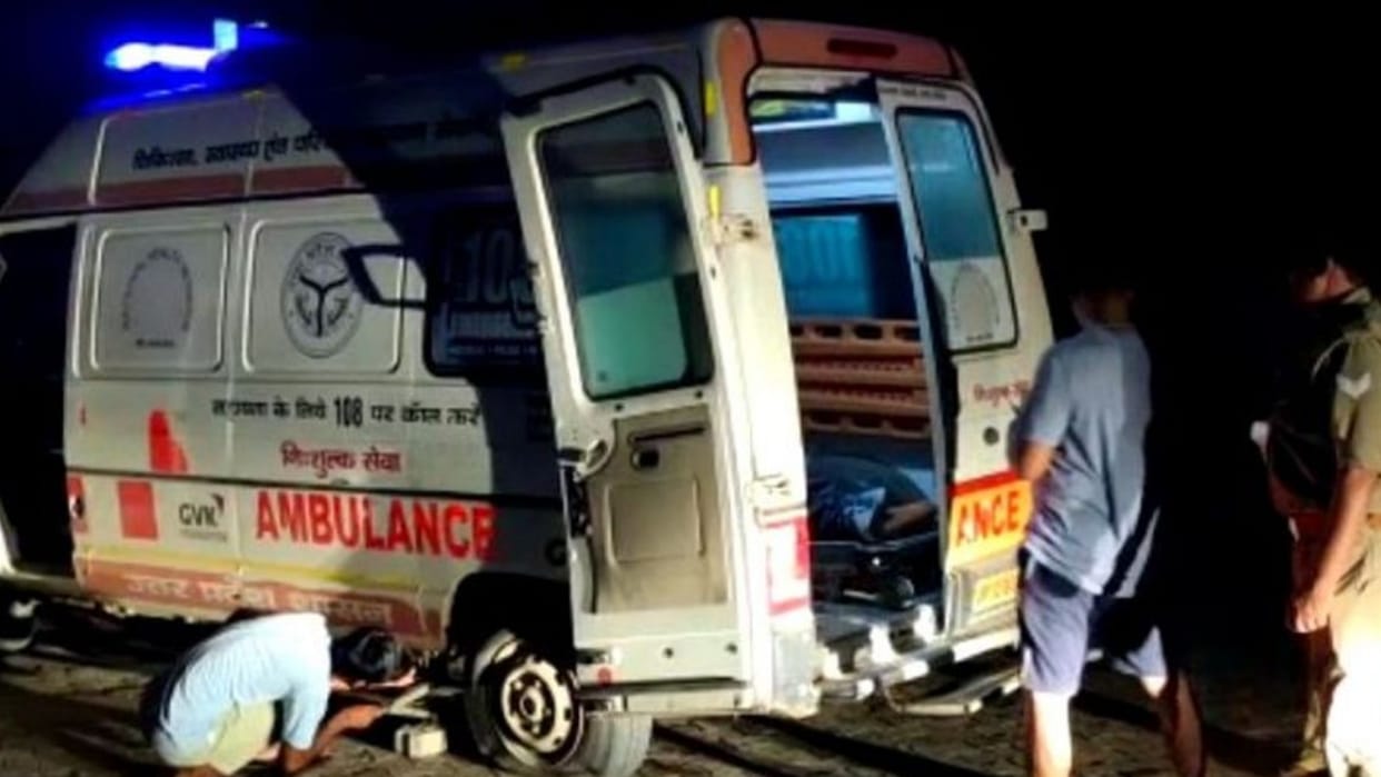 youth didnot get treatment on time due to ambulance puncture in Pratapgarh