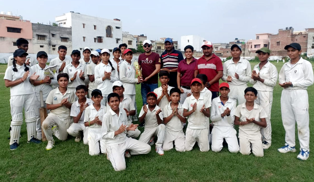 Women's team beat Men's team by one wicket