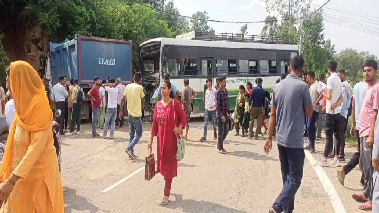 HRTC bus and tipper collide, 16 passengers including two drivers