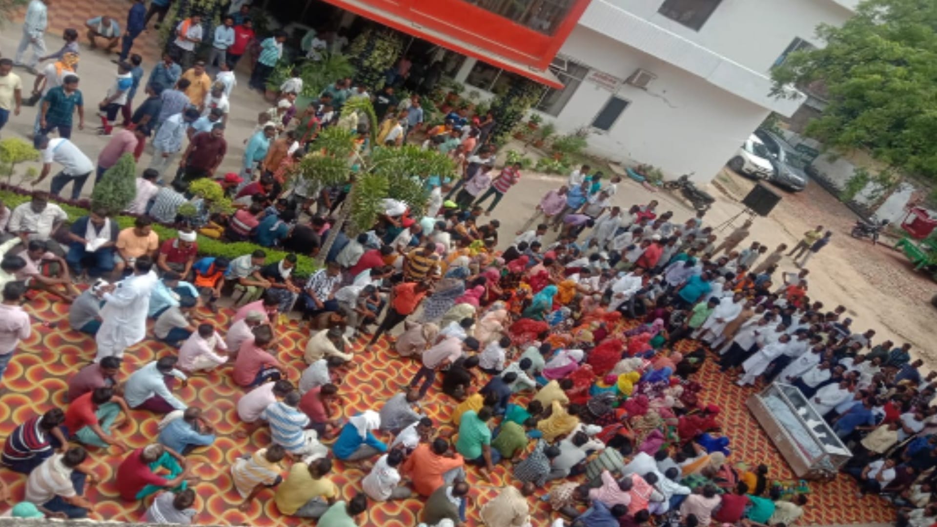 The sweepers have ruckus and protest with dead body till many hours for big demands in Saharanpur