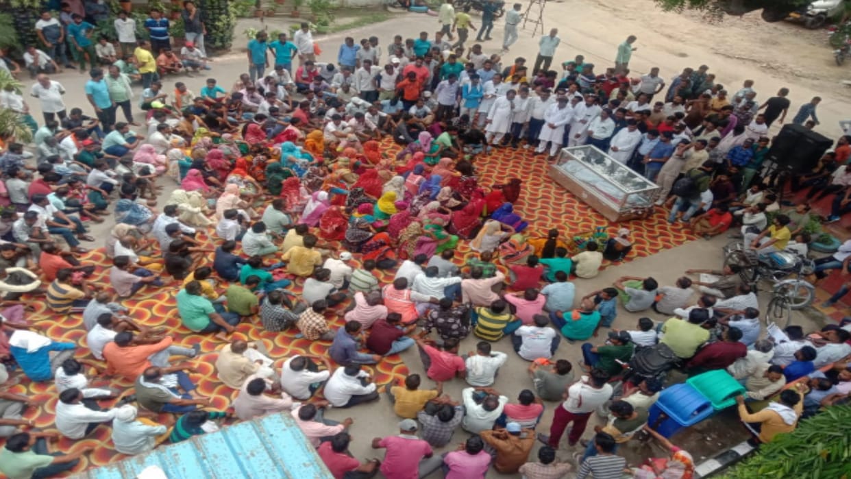 The sweepers have ruckus and protest with dead body till many hours for big demands in Saharanpur