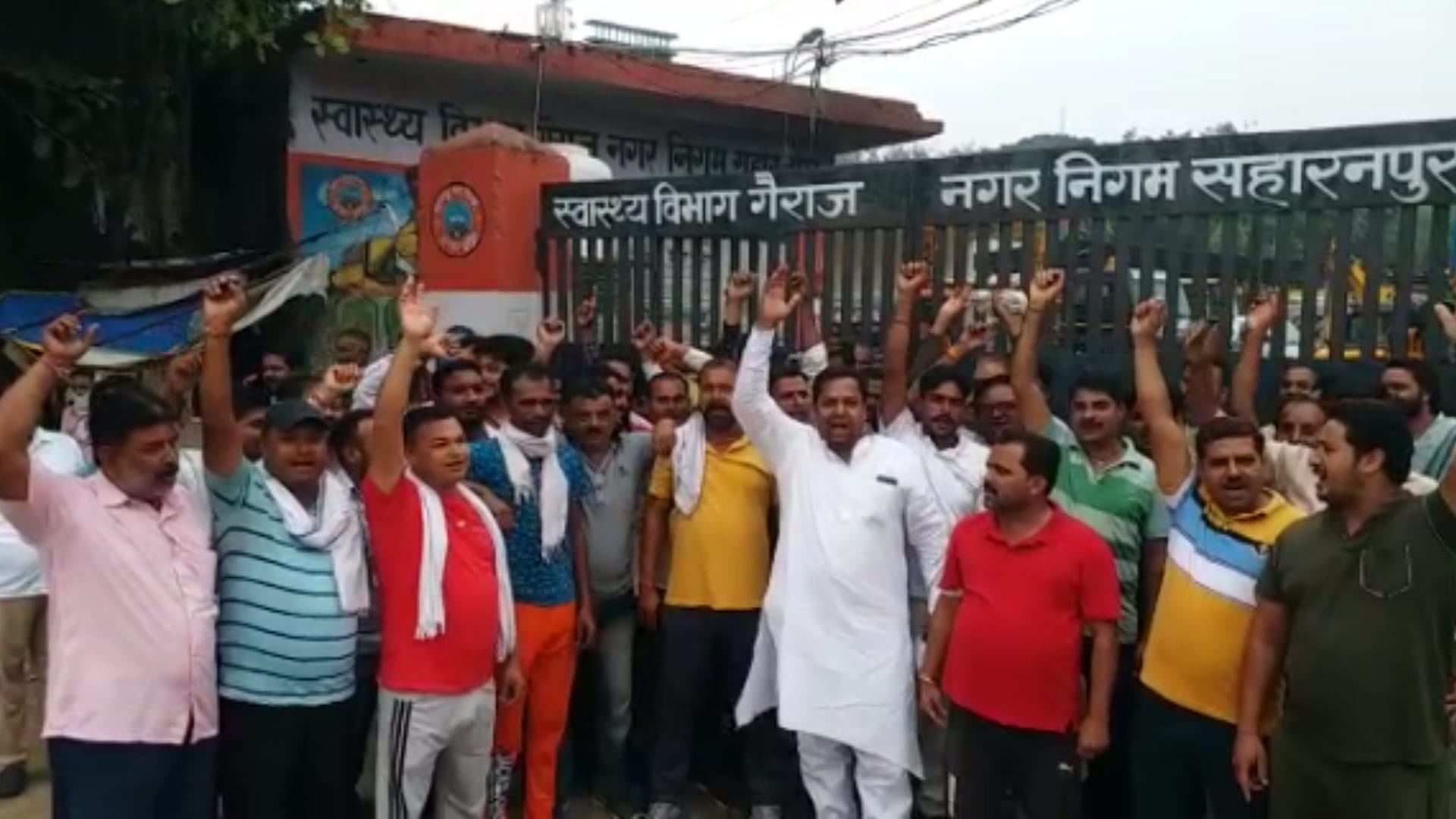 The sweepers have ruckus and protest with dead body till many hours for big demands in Saharanpur