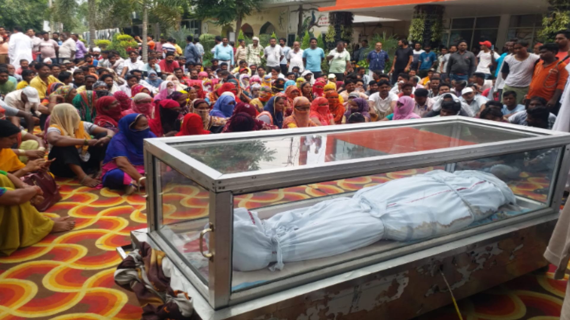 The sweepers have ruckus and protest with dead body till many hours for big demands in Saharanpur